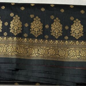 Elegant Black and Gold Patterned Benarasi saree